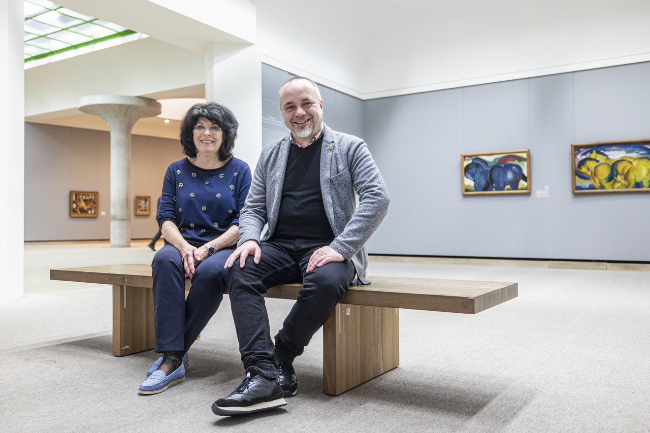Zwei Besucher in einem Kunstmuseum
