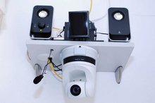 Überwachungseinheit über dem Bett des Patienten, mit Kamera, Mikrofon und Lautsprechern
