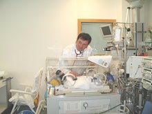 Dr. Vochem mit Frühgeborenem