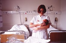 Pflegefachkraft mit Neugeborenem