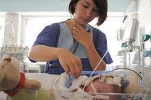 Krankes Neugeborenes in der Behandlung