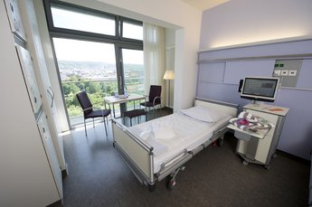 Blick in ein Patientenzimmer einer Komfortstation