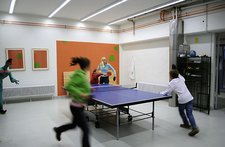 Kinder spielen gemeinsam Tischtennis