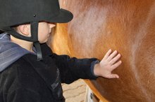 Kind mit einem Pferd
