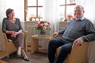 Walter Schäfer und seine Frau im Wohnzimmer