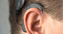 Ohr mit einem Hörgerät
