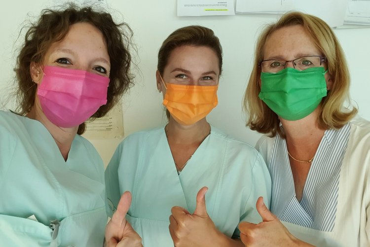 Pflegekräfte des Klinikums Stuttgart mit buntem Mundschutz in der Corona-Pandemie
