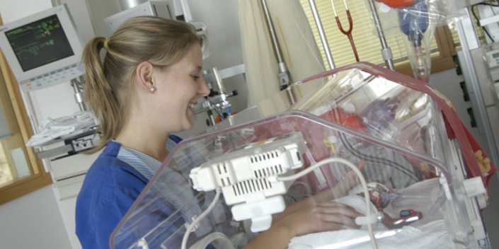 Frühgeborenes wird medizinisch betreut