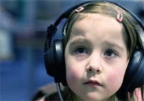 Kind mit Kopfhörer beim Hörtest
