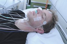 Schlaflabor-Patient mit zahlreichen Kabeln am Kopf