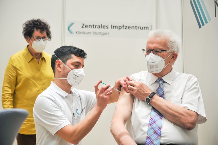 Ministerpräsient Kretschmann bei der Impfung