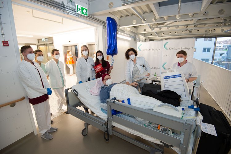 Die erste Patientin zieht ins neue Gebäude des Katharinenhospitals - Klinikum Stuttgart ein (Bild: Klinikum Stuttgart/ Piechowski)