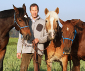 Peter Rave mit seinen Pferden Naomi, Wildrose und Shila
