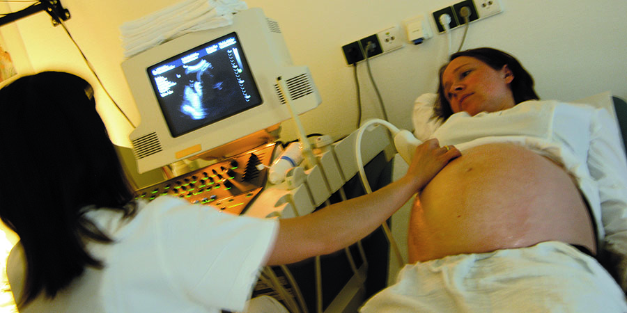 Untersuchung einer schwangeren Frau