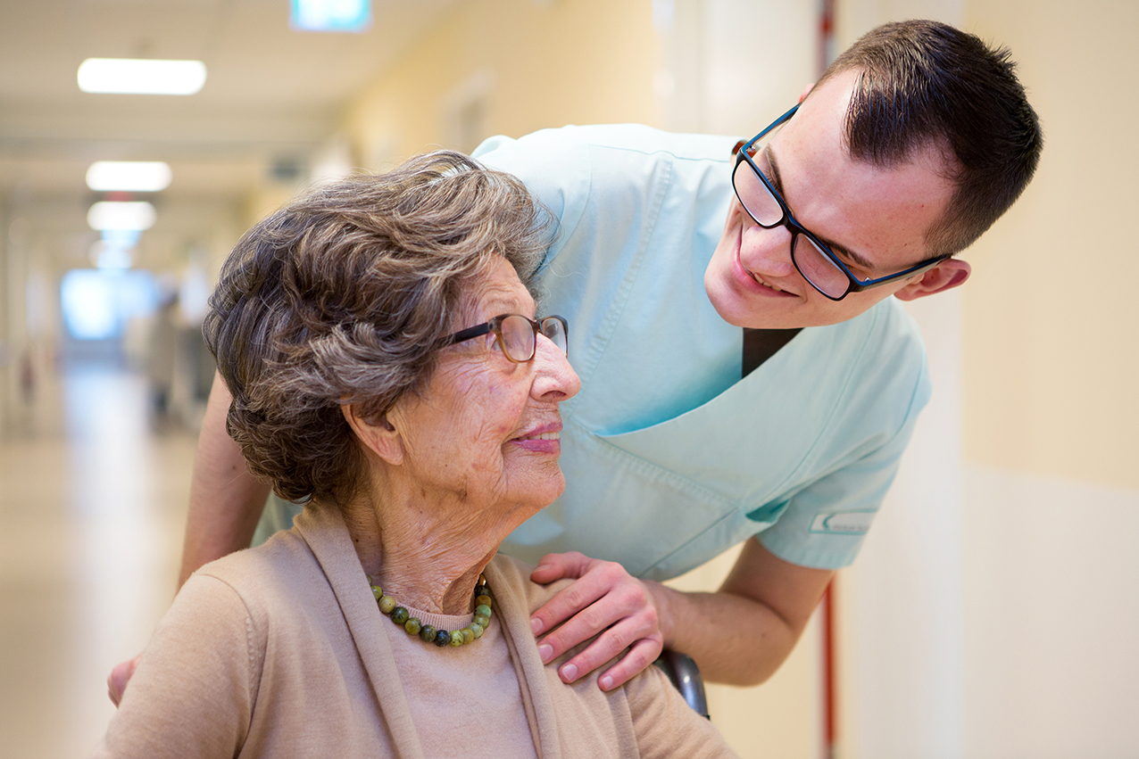 Patientin und Pfleger