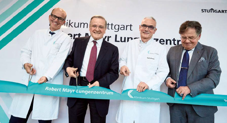 Zerschneiden feierlich das Band bei der Eröffnung des Robert Mayr Lungenzentrums im Klinikum Stuttgart