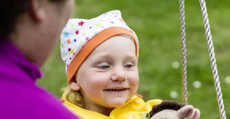 Daniela spielt mit ihrer Tochter 