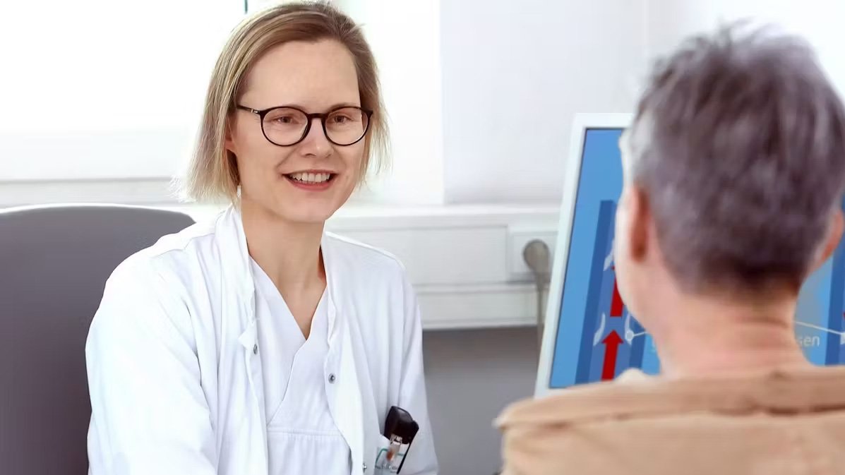Eine Patientin wird von einer Ärztin an der Hautklinik des Klinikum Stuttgart beraten. 