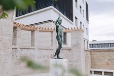 Hermann Burckhardt Denkmal am Stuttgarter Hegelplatz, gegenüber des Lindenmuseums (Bild: Klinikum Stuttgart/ Tobias Grosser)