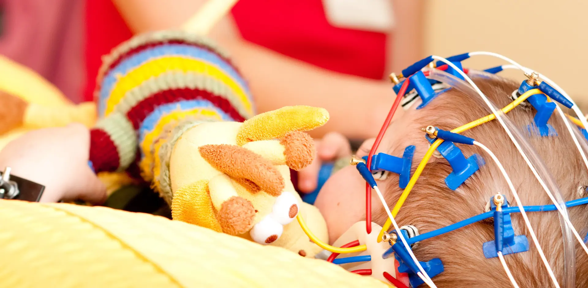 EEG Messung bei Kind mit Kuscheltier