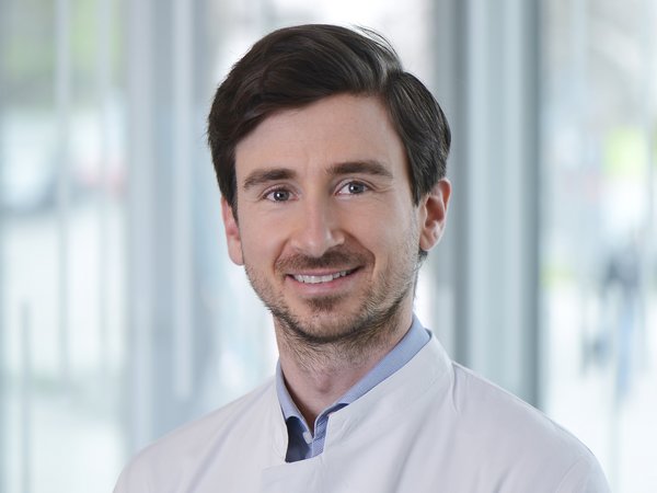 Dr. Bernhard Lackner