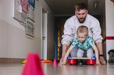 Krebskrankes Kind bei Übungen