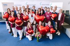Viele weitere Gäste, wie Dr. Ute Leidig, Staatssekretärin im Sozialministerium und der Landtagsabgeordnete Jochen Haußmann gratulierten dem Team (Bild: Klinikum Stuttgart/ Tobias Grosser)