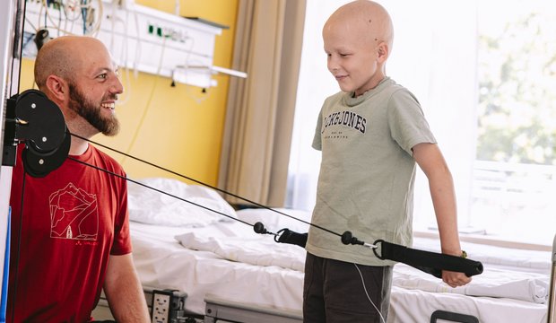 Krebskrankes Kind bei der Sportherapie