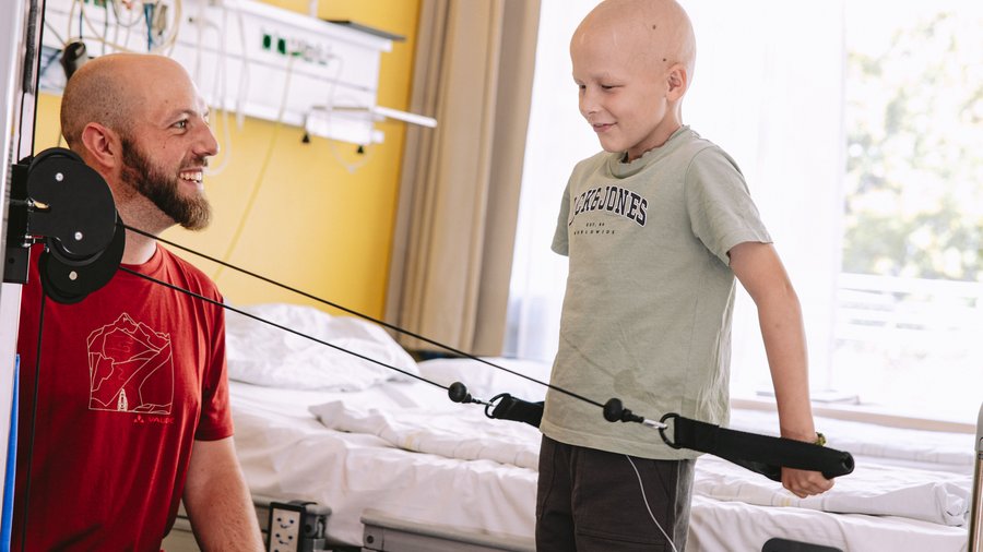 Krebskrankes Kind bei der Sportherapie