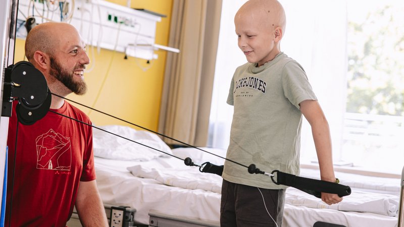 Krebskrankes Kind bei der Sportherapie
