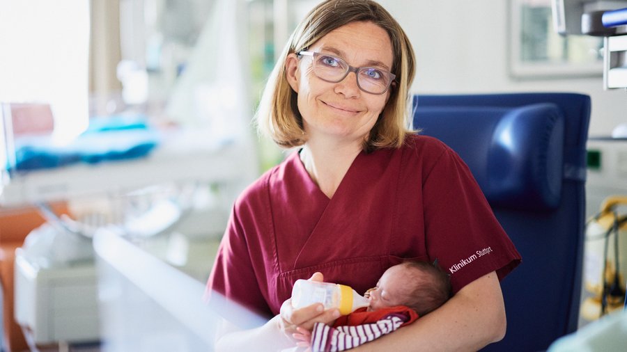 Frau mit Baby auf dem Arm