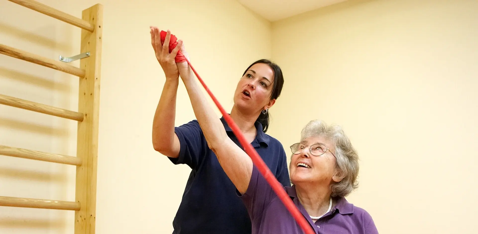Physiotherapeutin und Patientin