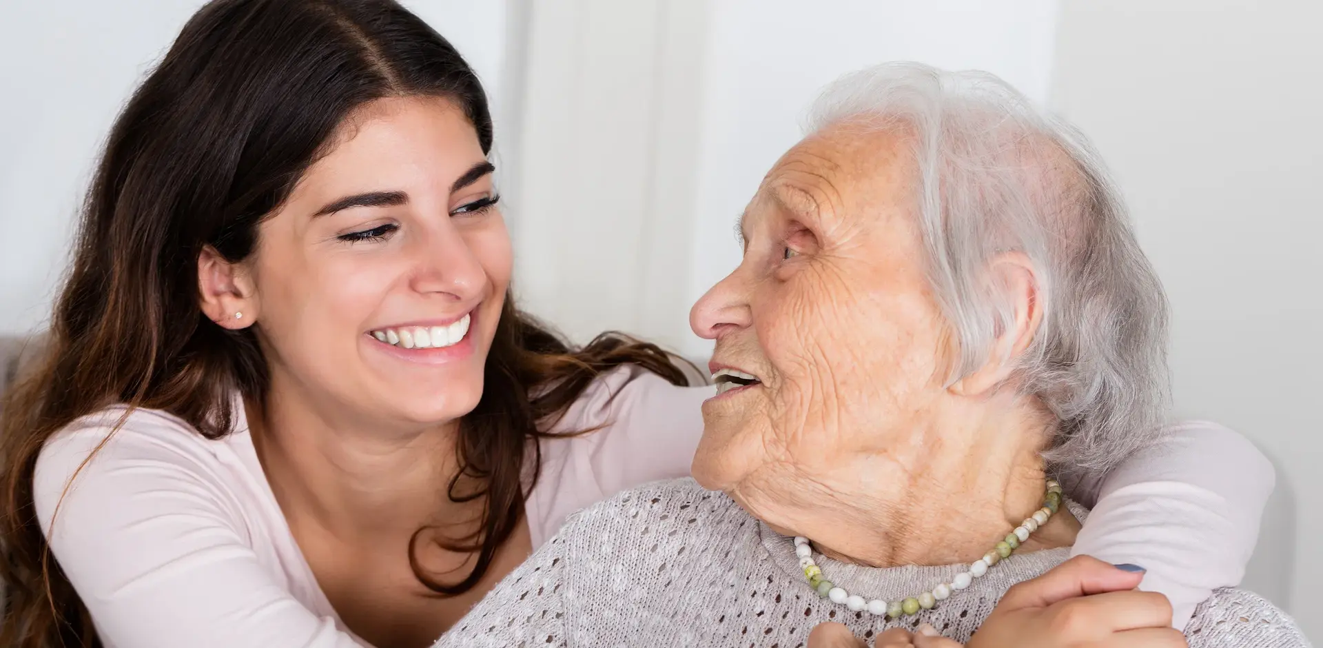 Mitarbeiterin und Seniorin