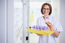 Medizinische Fachkraft mit Milchproben