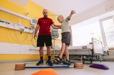 Krebskrankes Kind bei einer Gleichgewichtsübung