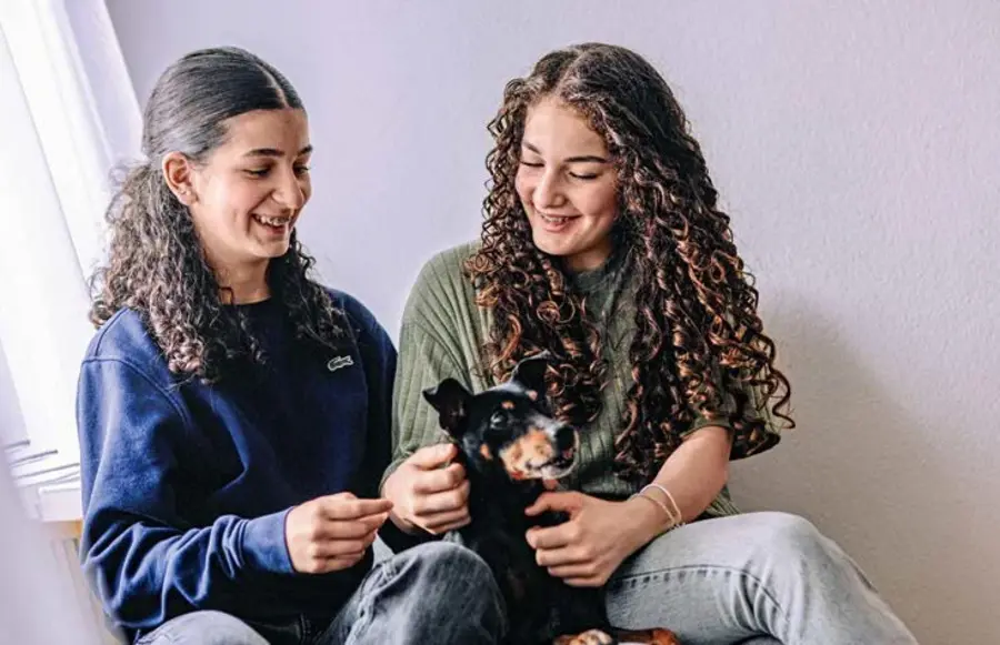 Asya mit ihrer Schwester