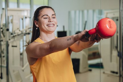 Amelie trainiert mit Kettlebell