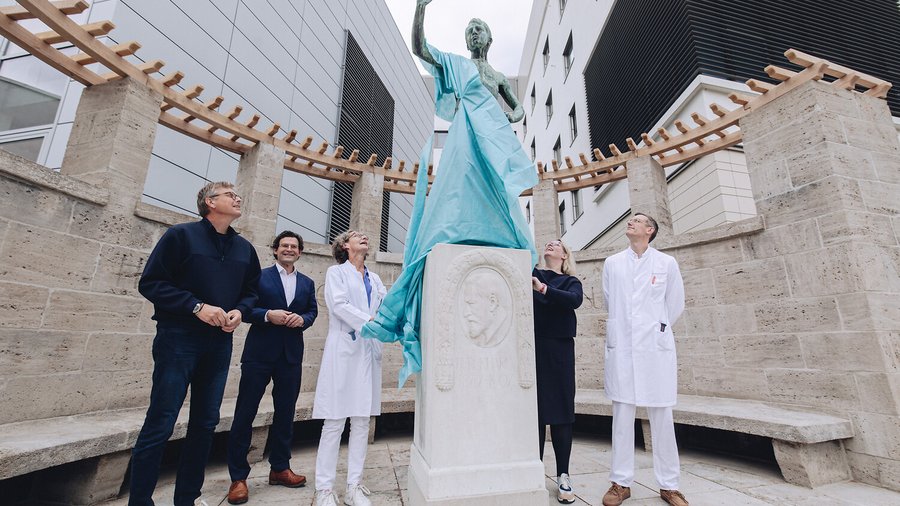 Der Vorsitzende des Bauausschusses des Klinikums Stuttgart, Prof. Christoph Ehrhardt; Klinikumsvorstand Prof. Jan Steffen Jürgensen; die Leitende Oberärztin der Klinik für Allgemeinchirurgie, Dr. Katharina Feilhauer; Klinikumsvorständin Marya Verdel und Prof. Daniel Kütting, Ärztlicher Direktor der Klinik für Diagnostische und Interventionelle Radiologie im Klinikum Stuttgart, enthüllen das Denkmal (vlnr) (Bild: Klinikum Stuttgart/ Tobias Grosser)