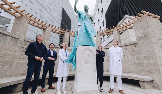 Der Vorsitzende des Bauausschusses des Klinikums Stuttgart, Prof. Christoph Ehrhardt; Klinikumsvorstand Prof. Jan Steffen Jürgensen; die Leitende Oberärztin der Klinik für Allgemeinchirurgie, Dr. Katharina Feilhauer; Klinikumsvorständin Marya Verdel und Prof. Daniel Kütting, Ärztlicher Direktor der Klinik für Diagnostische und Interventionelle Radiologie im Klinikum Stuttgart, enthüllen das Denkmal (vlnr) (Bild: Klinikum Stuttgart/ Tobias Grosser)