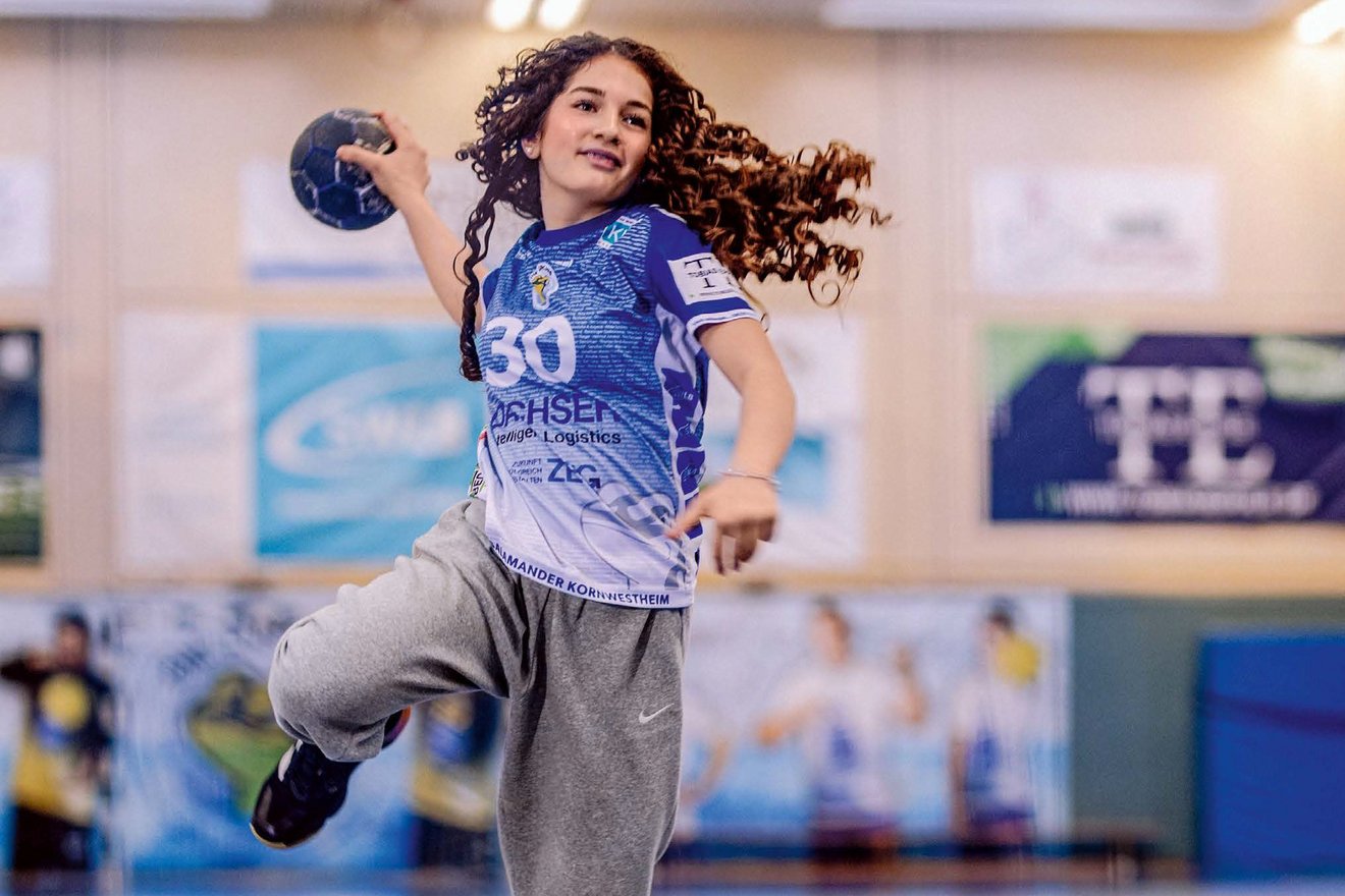 Asya beim Handball spielen