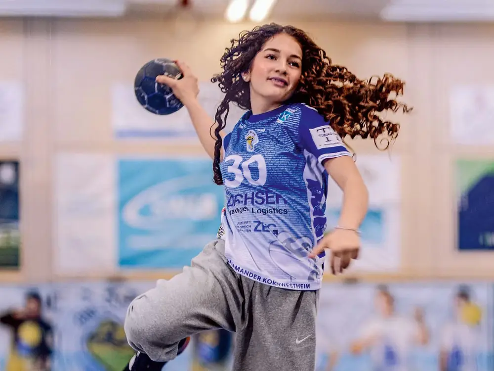 Asya beim Handball spielen