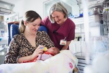 Frau stillt Baby mit einer Flasche