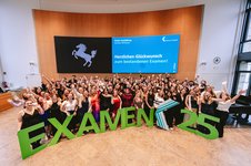 Großer Jubel bei der Examensfeier im Stuttgarter Rathaus (Bild: Klinikum Stuttgart/ Tobias Grosser)
