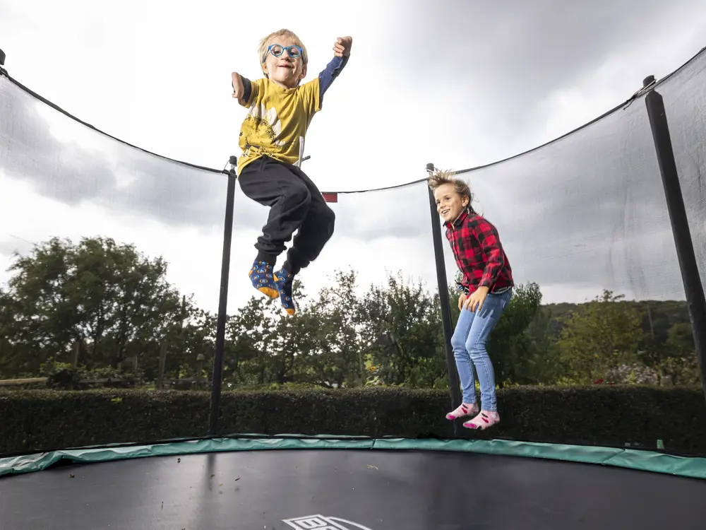 Jungen auf Trampolin