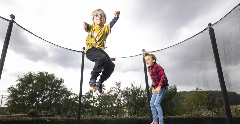 Der kleine Mats auf dem Trampolin