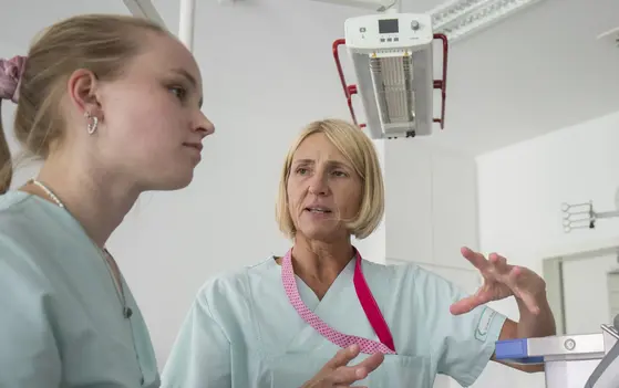 Zwei Pflegerinnen im Austausch