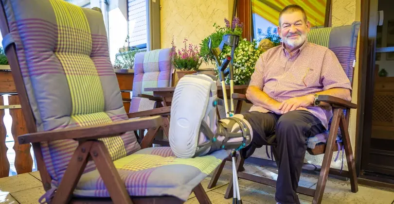 Edgar Breuning sitzt auf der Terrasse
