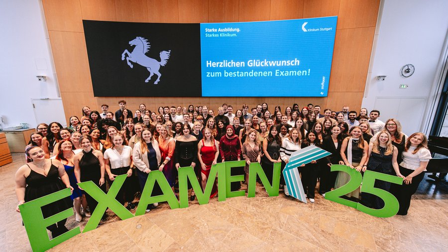 	 Die Absolvent:innen der Akademie für Gesundheitsberufe im Klinikum Stuttgart (Bild: Klinikum Stuttgart/ Tobias Grosser)