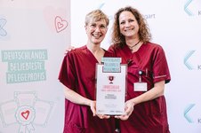 Nahmen den Preis stellvertretend für ihre Station entgegen: Stationsleiterin Ines Filster und ihre Stellvertreterin Dorothea Laug (Bild: Klinikum Stuttgart/ Tobias Grosser).
