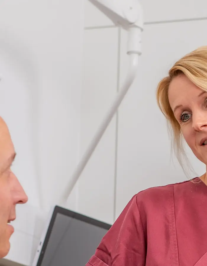 Mitarbeiterin am Patientenbett